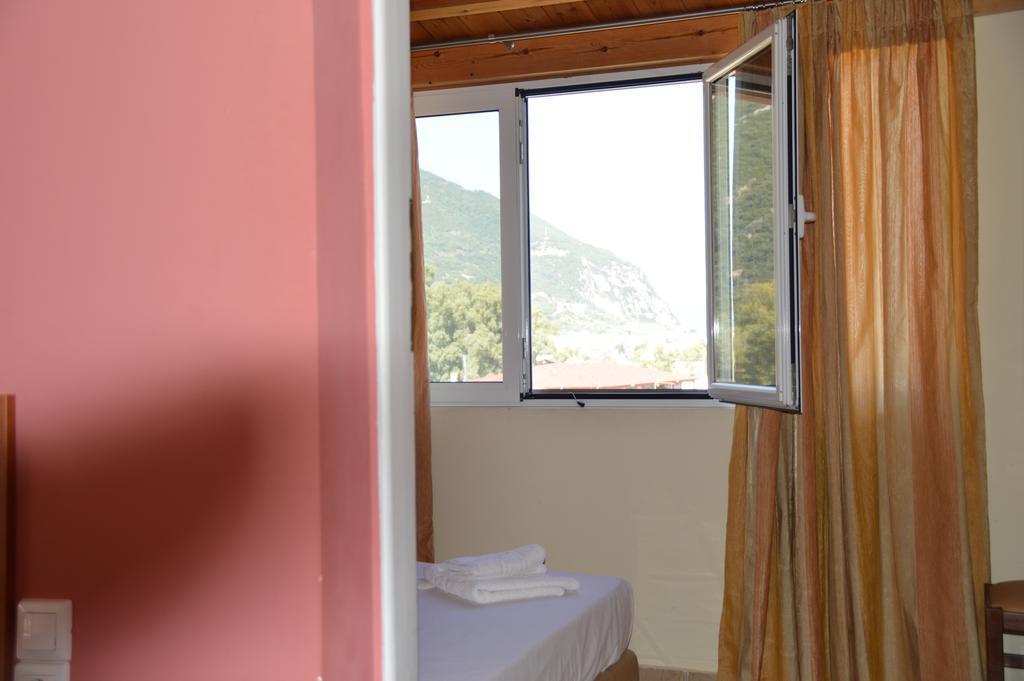 Marvi Hotel Kamena Vourla Buitenkant foto
