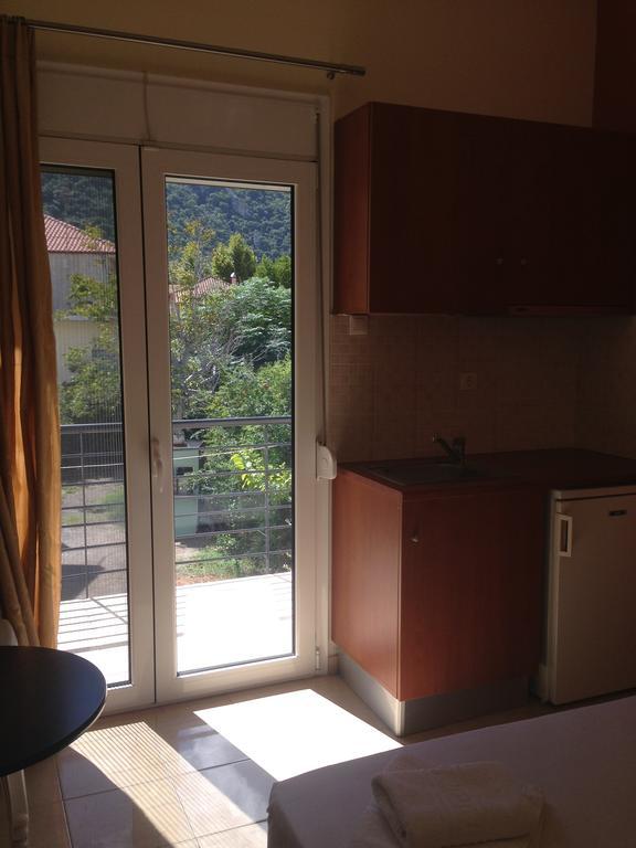 Marvi Hotel Kamena Vourla Buitenkant foto